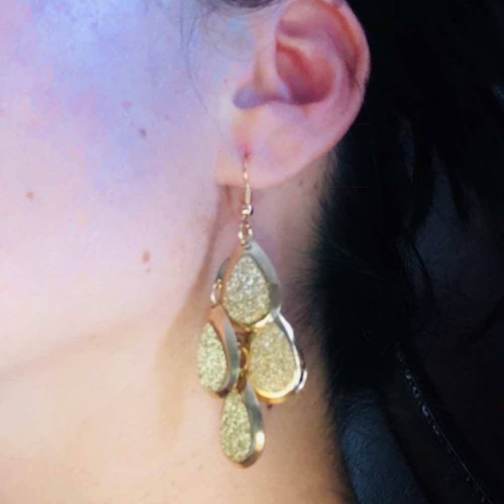 Beautiful Dangle Shimmering Gold Earrings💝🛍❤️👗